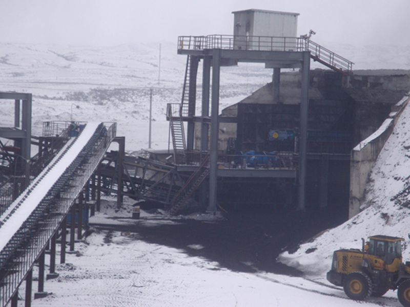 Semi-mobile crushing station