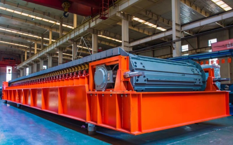 Heavy-duty apron feeder